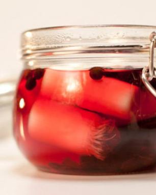 Маринованный лук-порей с каркаде