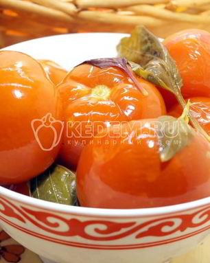 Маринованные помидоры на зиму в банках с базиликом