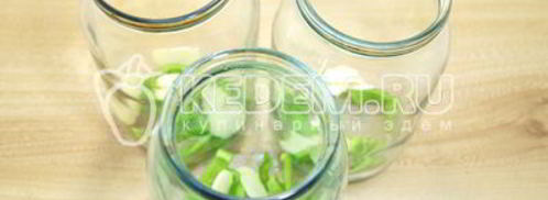 маринованные помидоры на зиму в банках с базиликом. Шаг 4