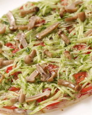 Тиан из тертого редиса, огурца и маринованных грибов с нерафинированным подсолнечным маслом