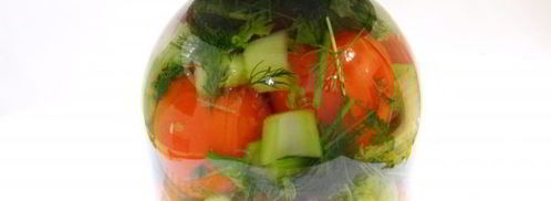 помидоры, квашенные с чесноком и зеленью. Шаг 14