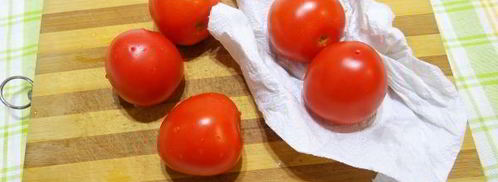 помидоры, квашенные с чесноком и зеленью. Шаг 4