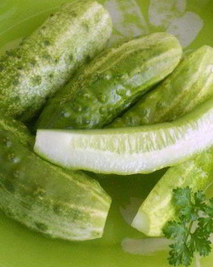 Малосольные огурчики в кастрюле