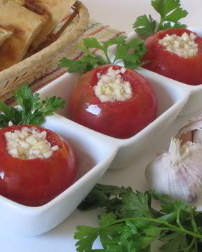 Малосольные помидоры с чесноком