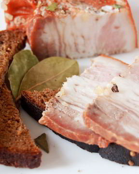 Сало в луковой шелухе