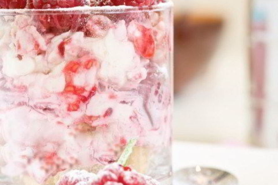 Рецепт свежих ягод с маскарпоне и меренгами