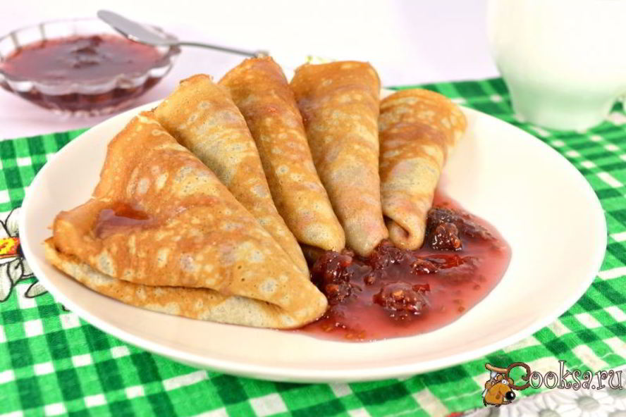 Рецепт блинчиков на молоке и малиновом варенье