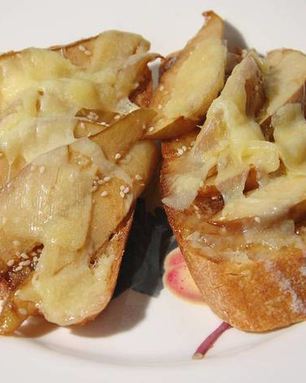 Тосты с инжирным вареньем, запеченными грушами и сыром