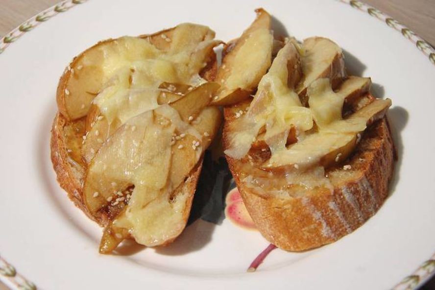 Рецепт тостов с инжирным вареньем, запеченными грушами и сыром