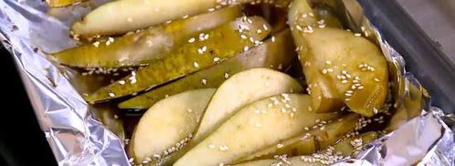 тосты с инжирным вареньем, запеченными грушами и сыром. Шаг 3