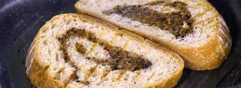 тосты с инжирным вареньем, запеченными грушами и сыром. Шаг 7