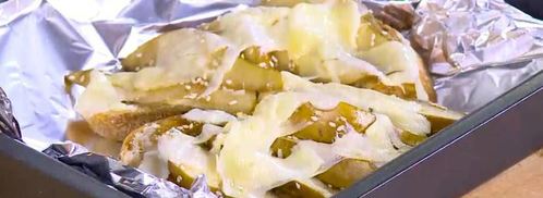 тосты с инжирным вареньем, запеченными грушами и сыром. Шаг 9