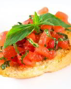 Брускетта с помидорами и базиликом
