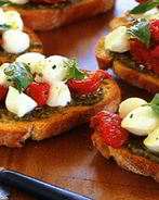 Брускетта с помидорами