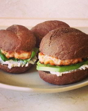 Бургер с семгой и авокадо