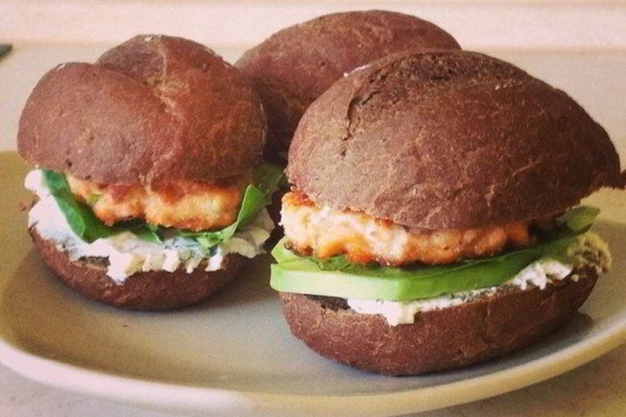 Рецепт бургера с семгой и авокадо
