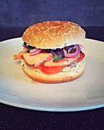 Бургер с семгой и омлетом