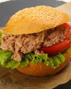 Бургер с тунцом и моцареллой