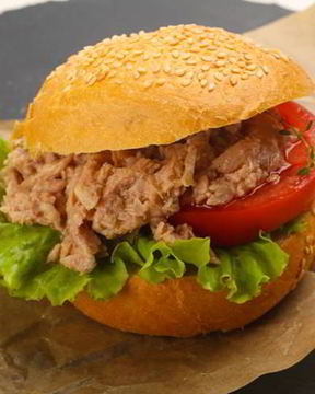 Бургер с тунцом и моцареллой