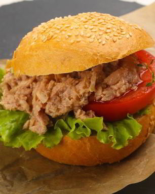 Бургер с тунцом и моцареллой