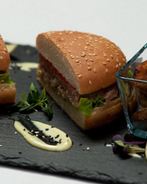 Бургер с тунцом и васаби-майонезом