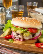 Бургер со свиной шеей и свекольным кремом