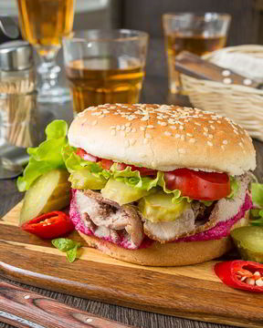 Бургер со свиной шеей и свекольным кремом