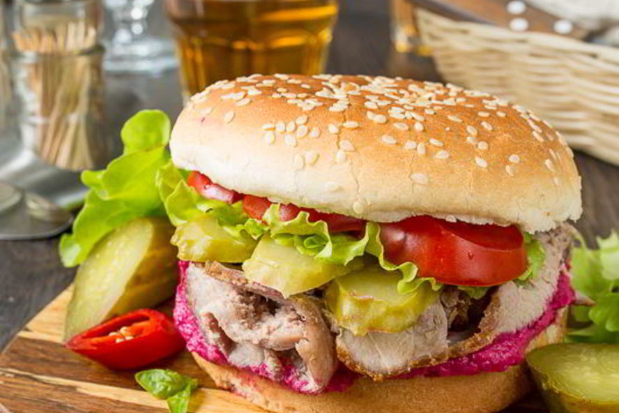 Рецепт бургера со свиной шеей и свекольным кремом