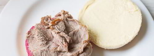 бургер со свиной шеей и свекольным кремом. Шаг 16