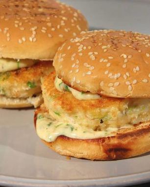 Бургеры с креветками и зеленым луком