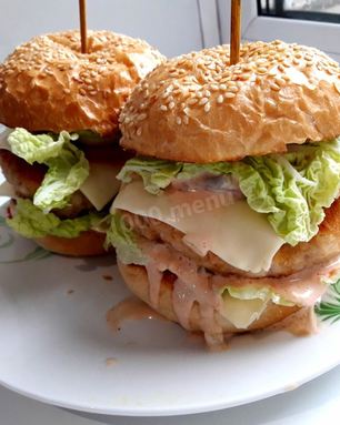 Бургеры с мясным фаршем, помидорами и листьями салат