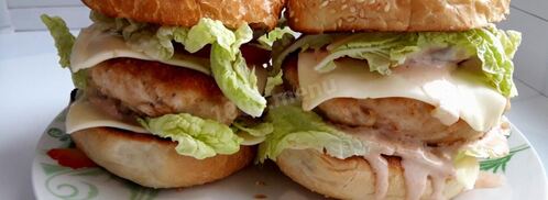 бургеры с мясным фаршем, помидорами и листьями салат. Шаг 4