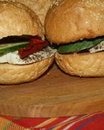 Бургеры с отварным куриным филе и вялеными томатами