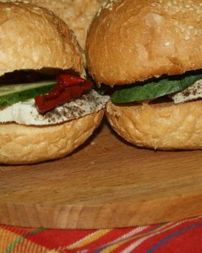 Бургеры с отварным куриным филе и вялеными томатами