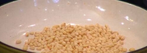 бургеры с вялеными помидорами на черных булочках. Шаг 3