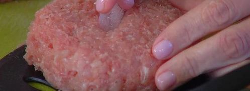 бургеры с вялеными помидорами на черных булочках. Шаг 4