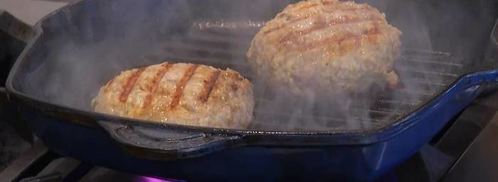 бургеры с вялеными помидорами на черных булочках. Шаг 5