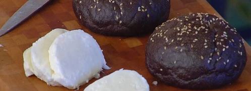 бургеры с вялеными помидорами на черных булочках. Шаг 9