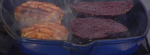 бургеры с вялеными помидорами на черных булочках. Шаг 10