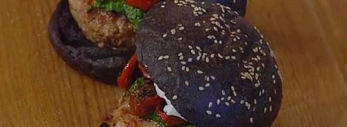 бургеры с вялеными помидорами на черных булочках. Шаг 11