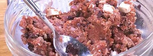 бургеры с ягнятиной, фетой и оливками. Шаг 12