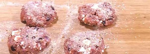 бургеры с ягнятиной, фетой и оливками. Шаг 13