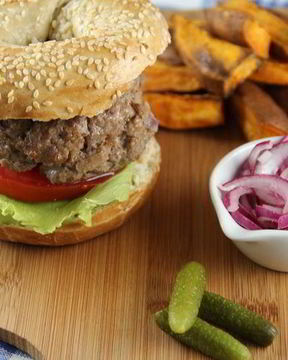 Гамбургер из говядины с чипсами из сладкого картофеля