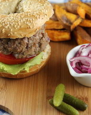 Гамбургер из говядины с чипсами из сладкого картофеля