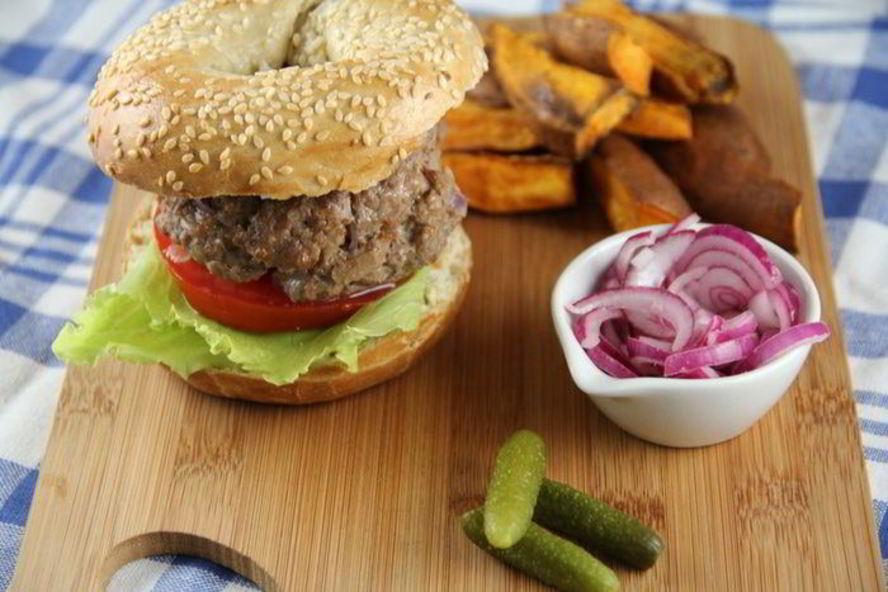 Рецепт гамбургера из говядины с чипсами из сладкого картофеля