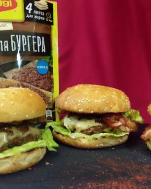 Говяжий бургер с карамелизованным луком, беконом и гаудой