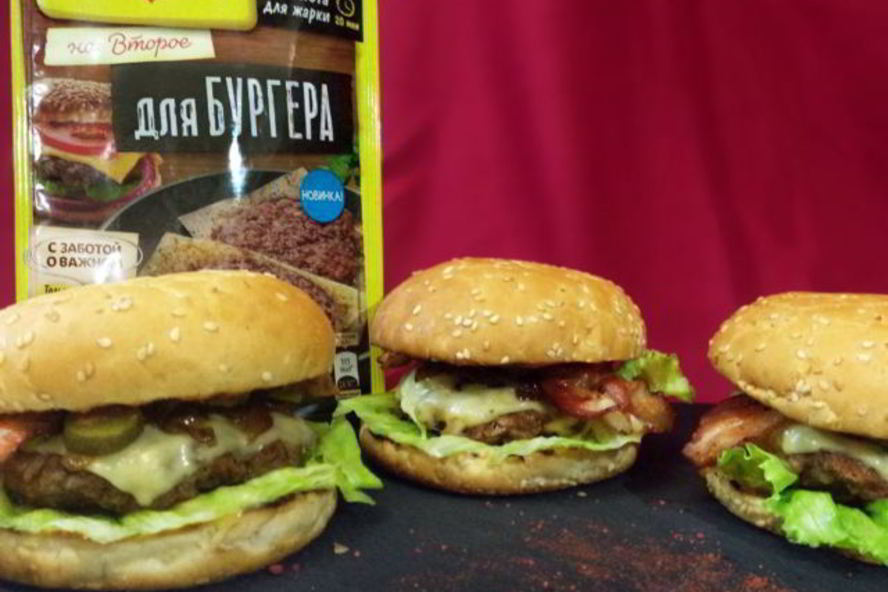 Рецепт говяжьего бургера с карамелизованным луком, беконом и гаудой