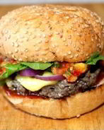 Мексиканский бургер с манговой сальсой и козьим сыром