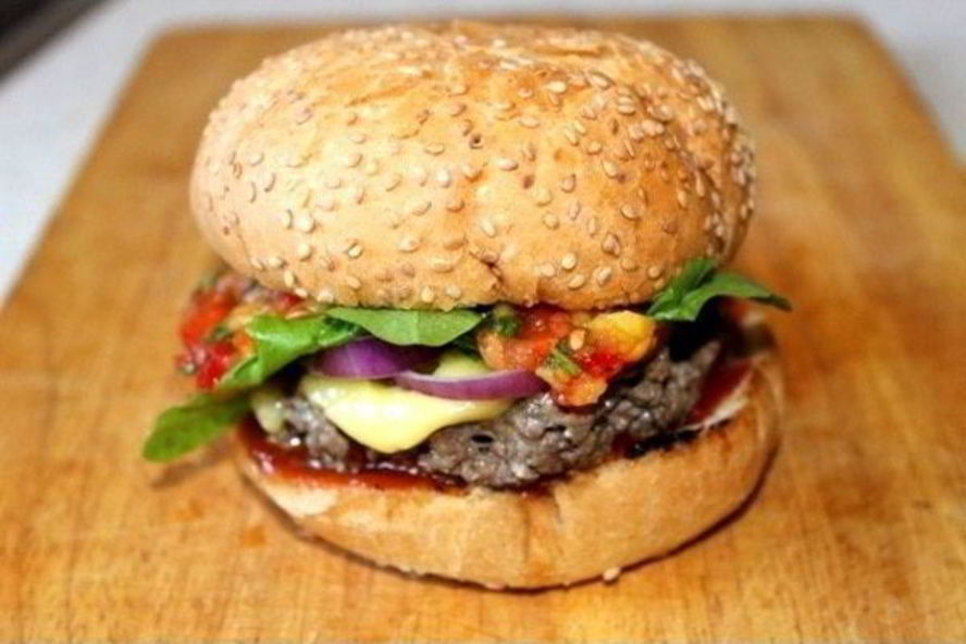 Рецепт мексиканского бургера с манговой сальсой и козьим сыром