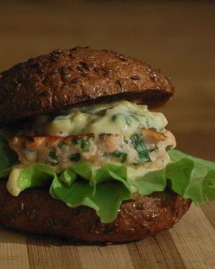 Рыбный гамбургер с манго-майонезом